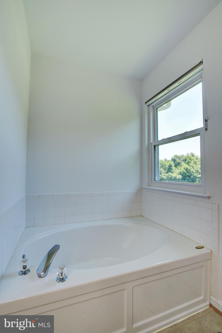 851 Woodcrest LOOP