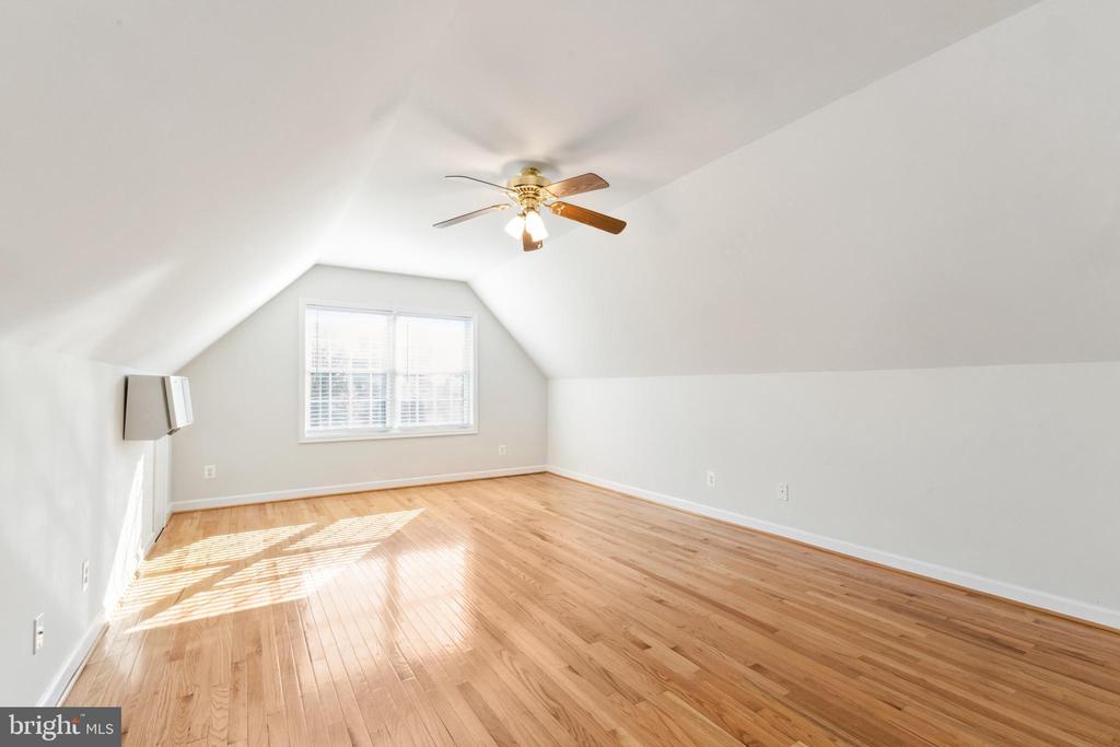 19147 JOHN WILLIAM PLACE