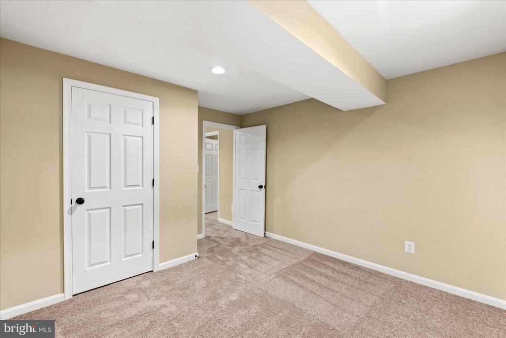 635 HOLLY CREST DRIVE