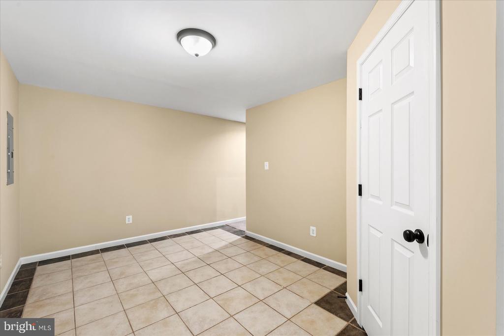 635 HOLLY CREST DRIVE