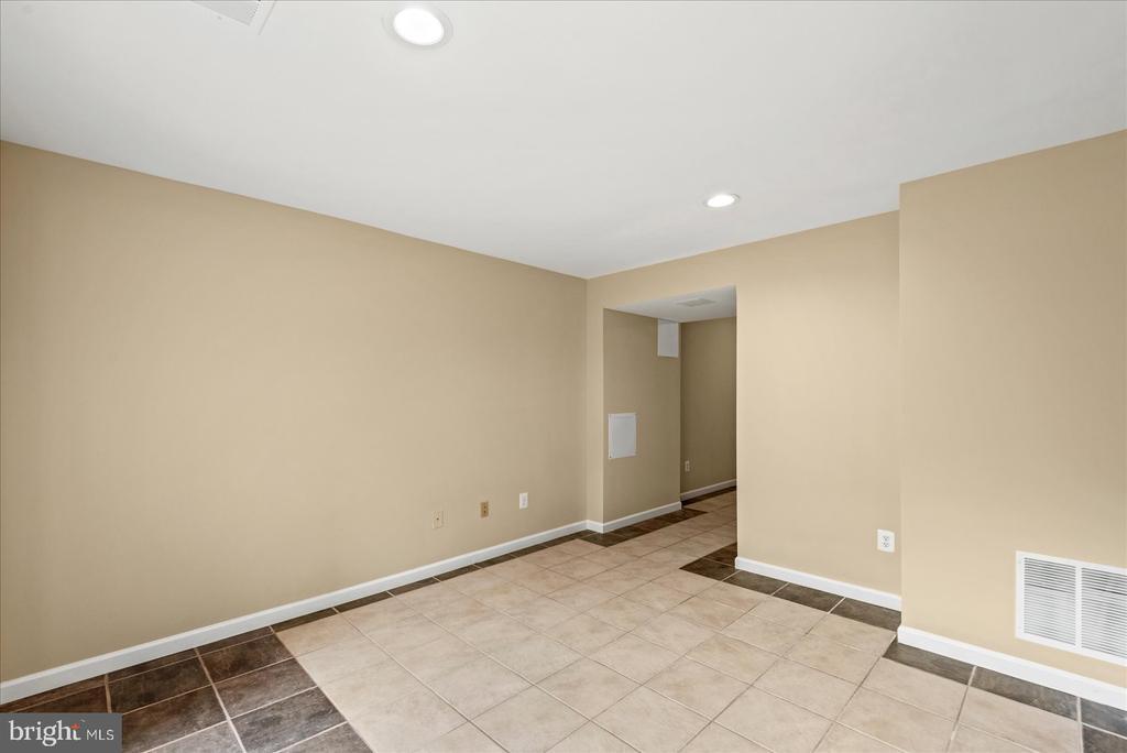 635 HOLLY CREST DRIVE