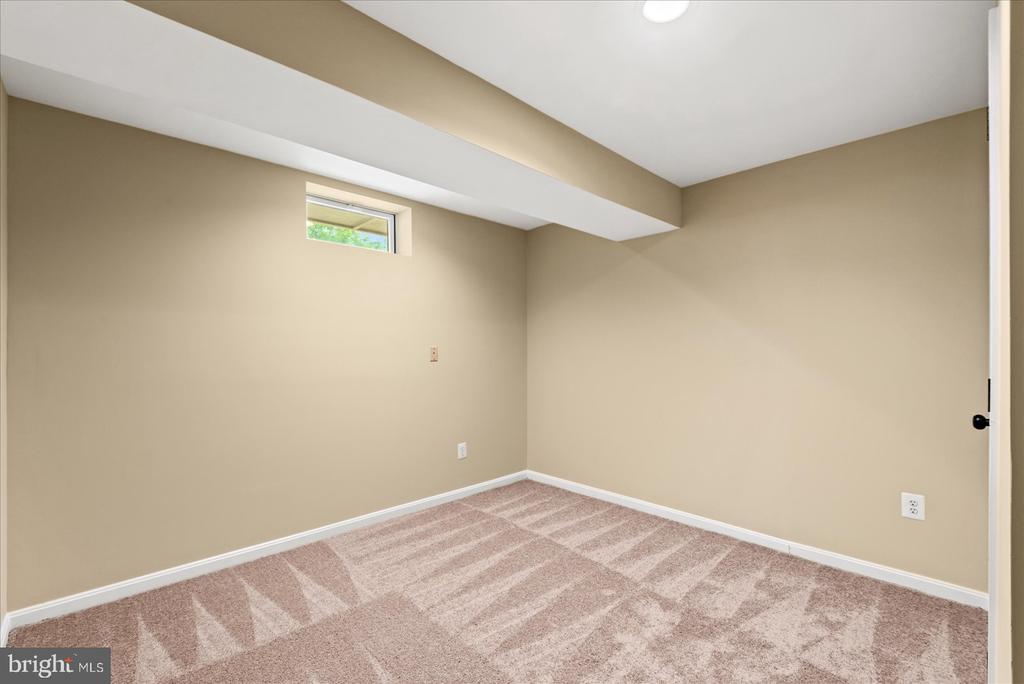 635 HOLLY CREST DRIVE