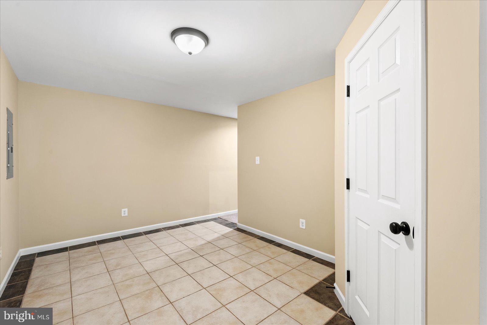 635 HOLLY CREST DRIVE