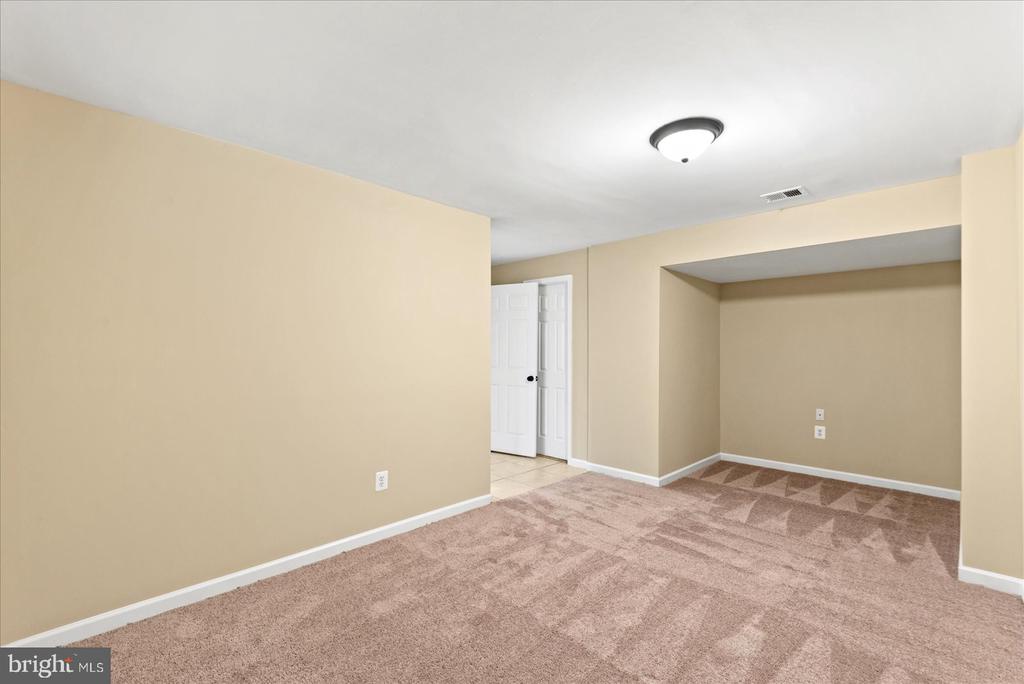 635 HOLLY CREST DRIVE