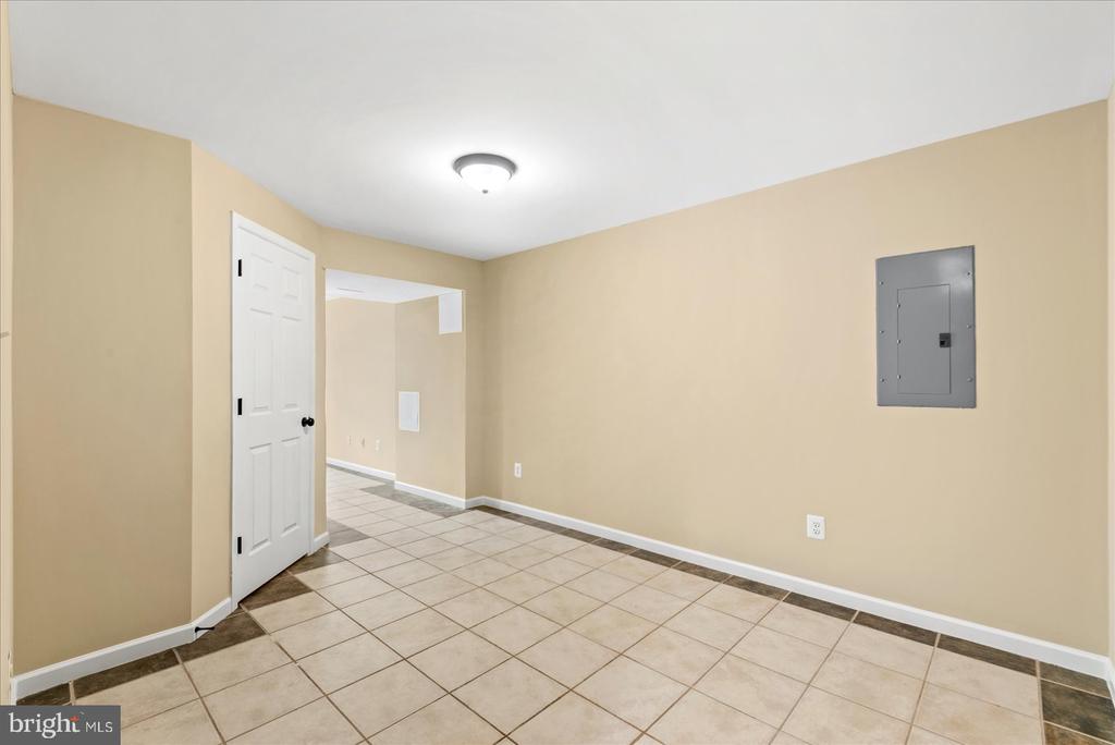 635 HOLLY CREST DRIVE
