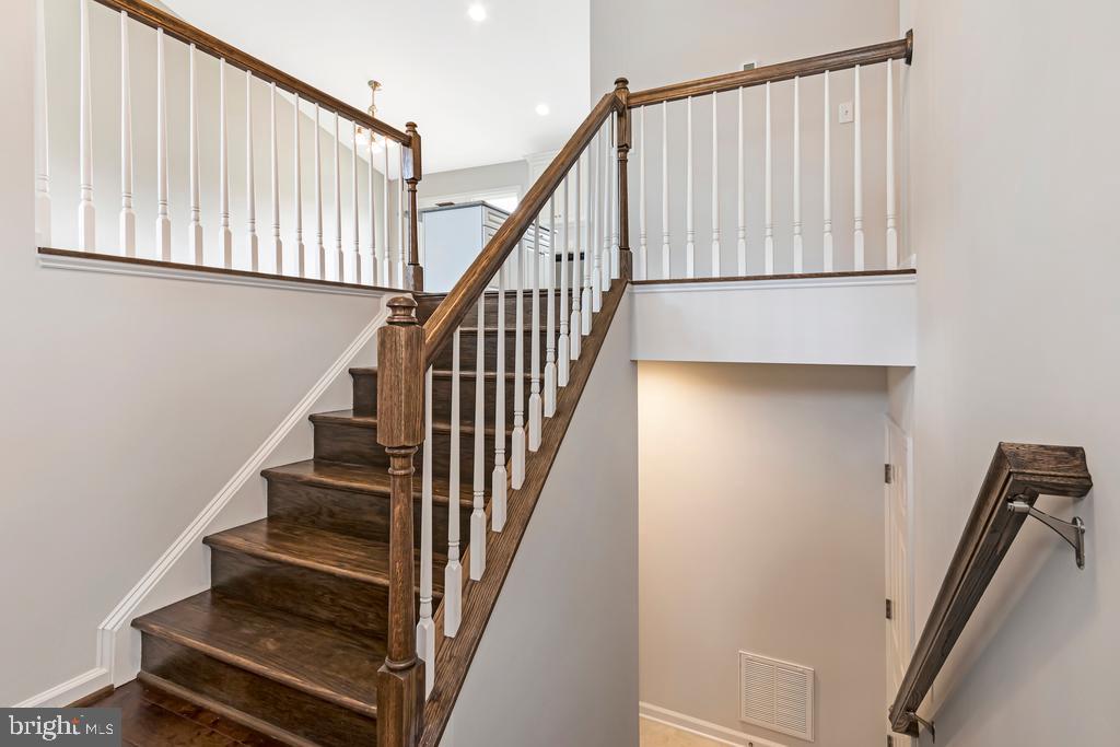 953 Swan LANE