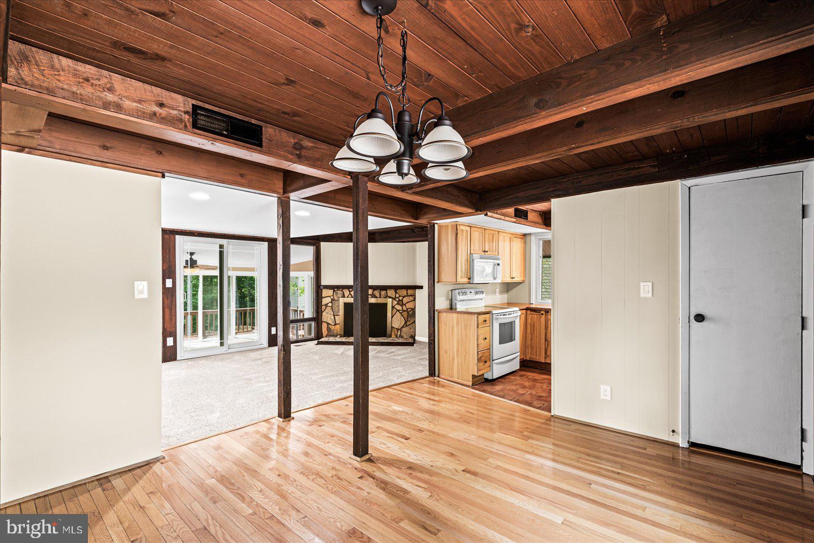 637 Wright Dr