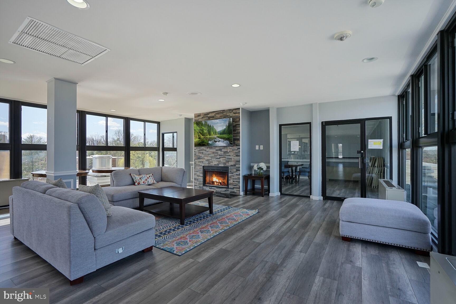 600 Roosevelt Blvd #412