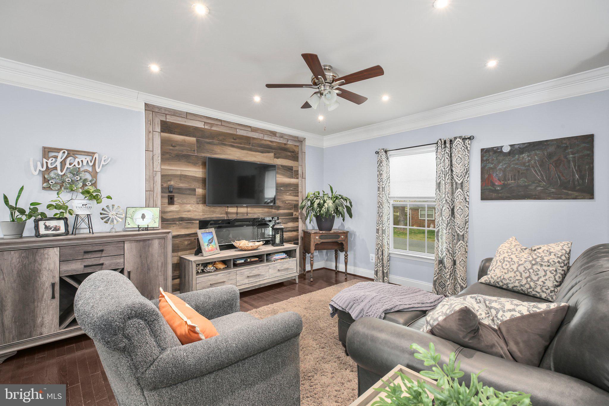 230 Hillcrest Dr