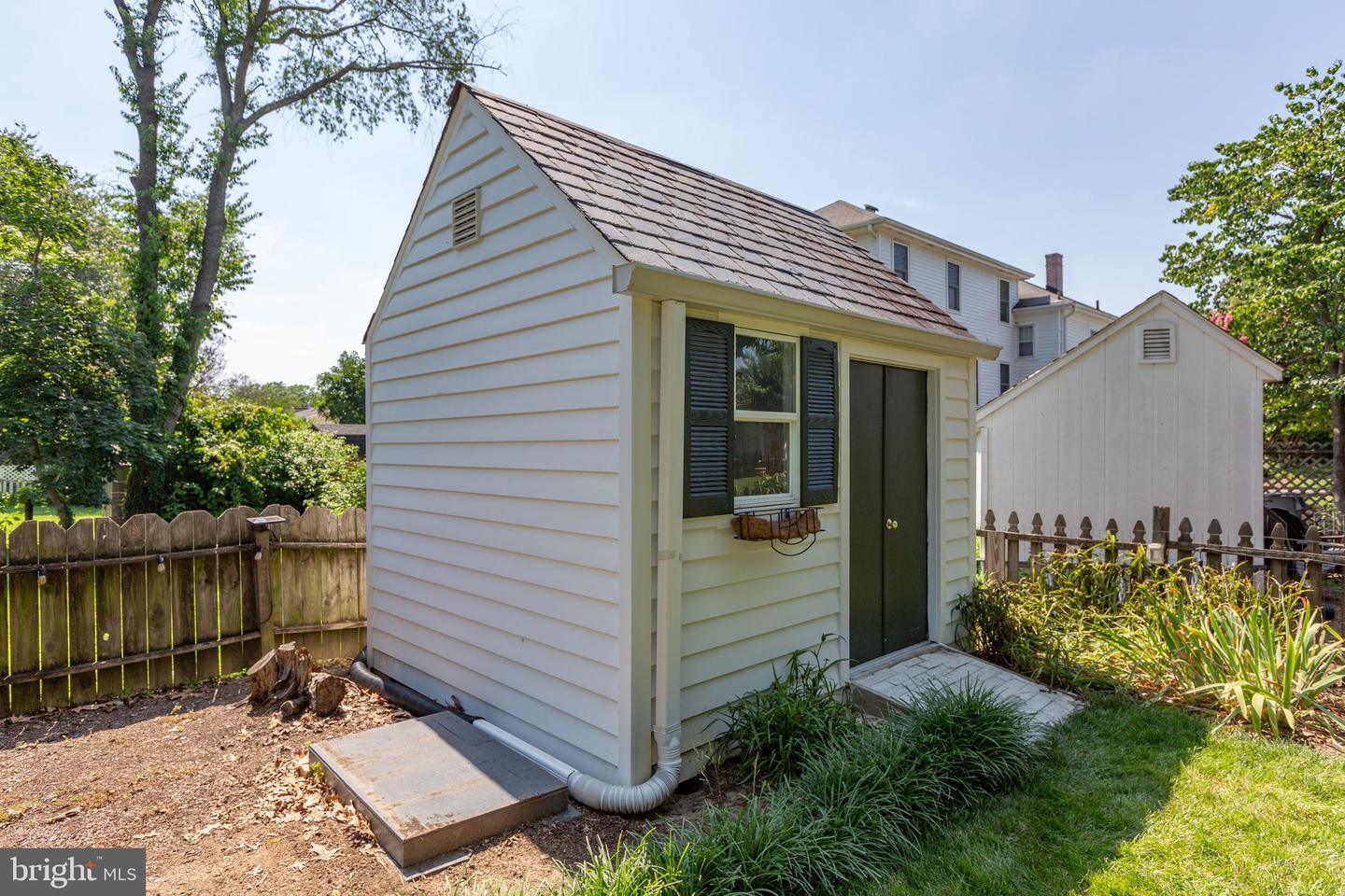1217 Brent St