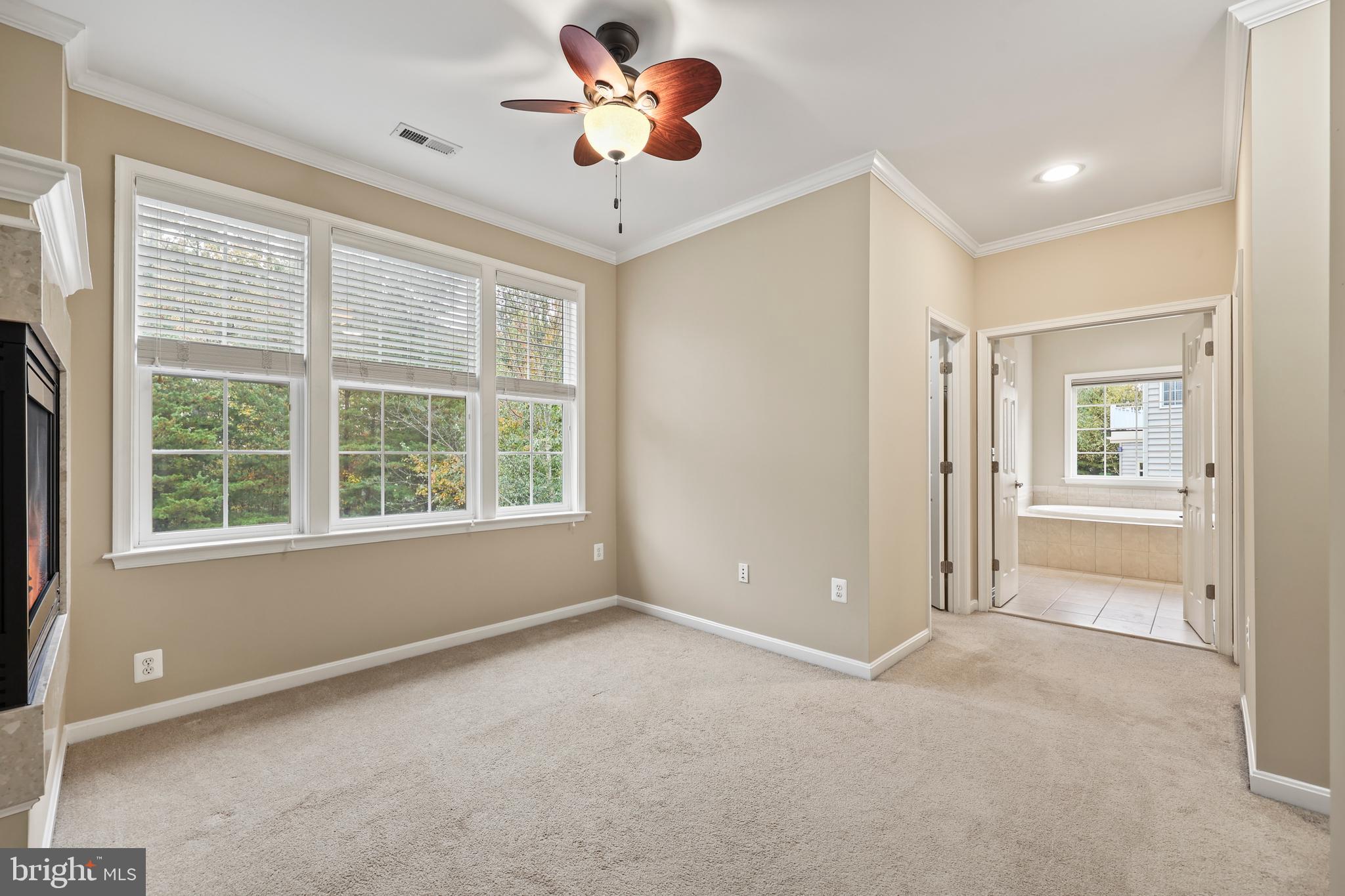 1019 E KENSINGTON CIRCLE