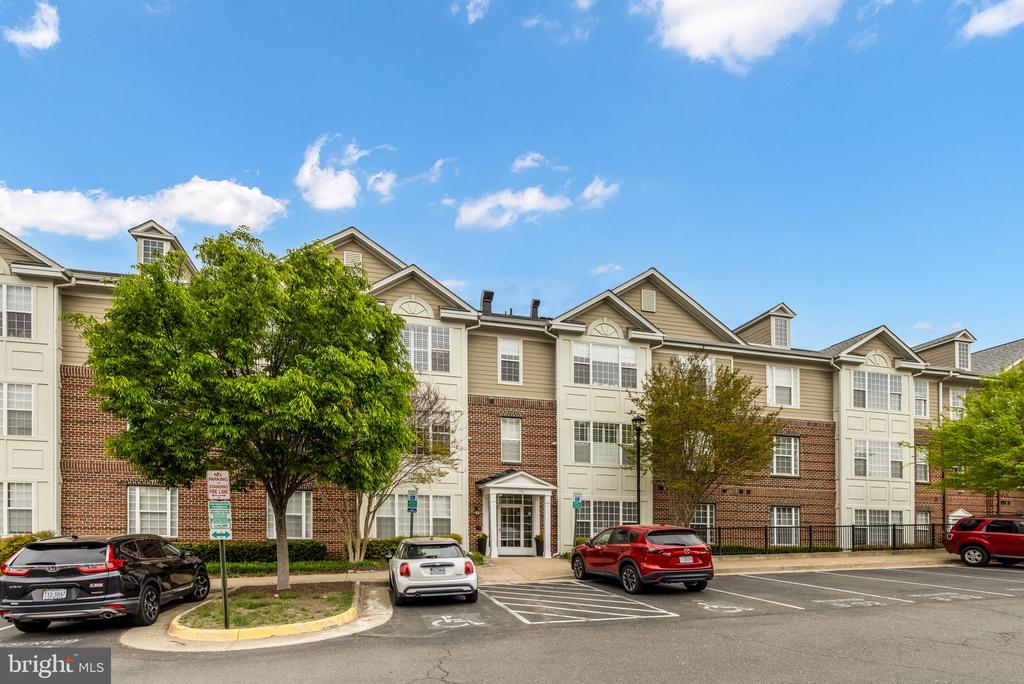 701 COBBLESTONE BOULEVARD 203 203