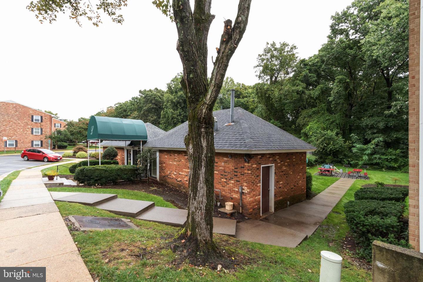 3814 Lyndhurst DRIVE Unit: 201