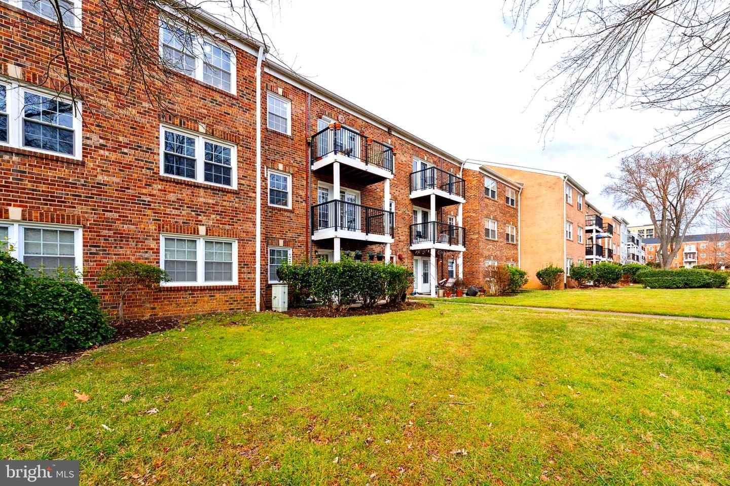 9461 Fairfax BOULEVARD Unit: 203