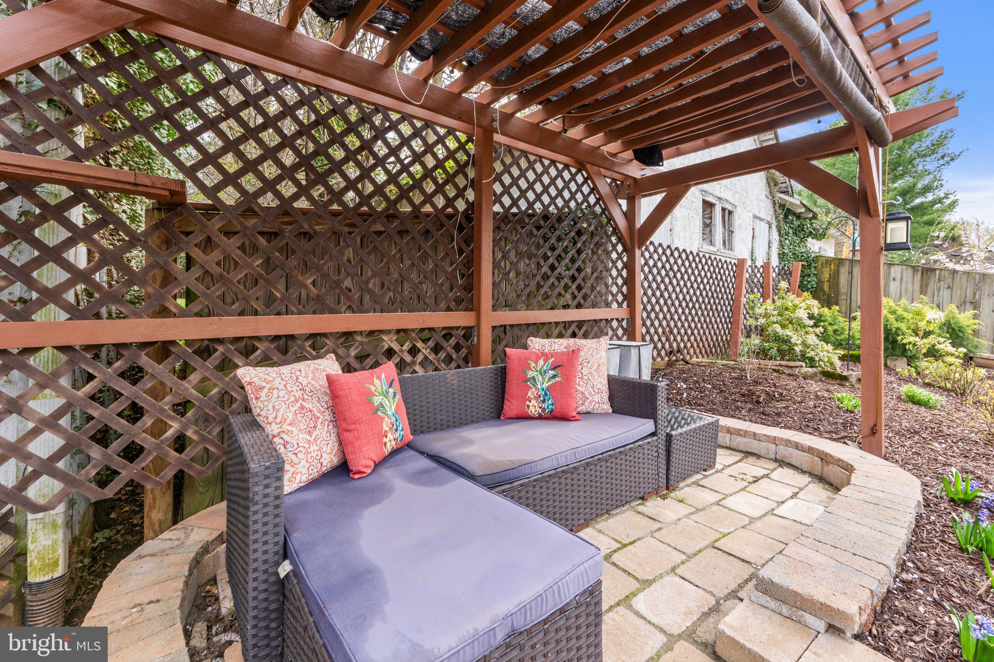 375 HORSESHOE LANE