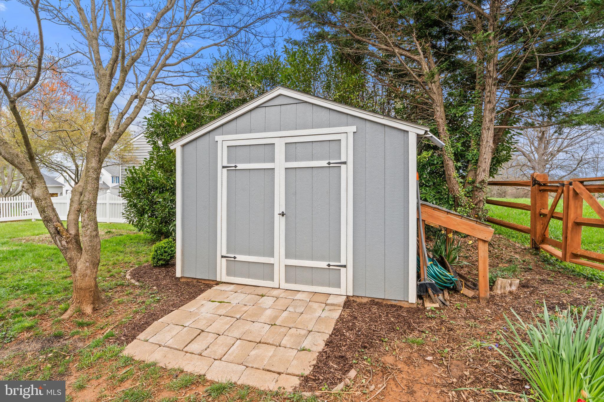 375 HORSESHOE LANE