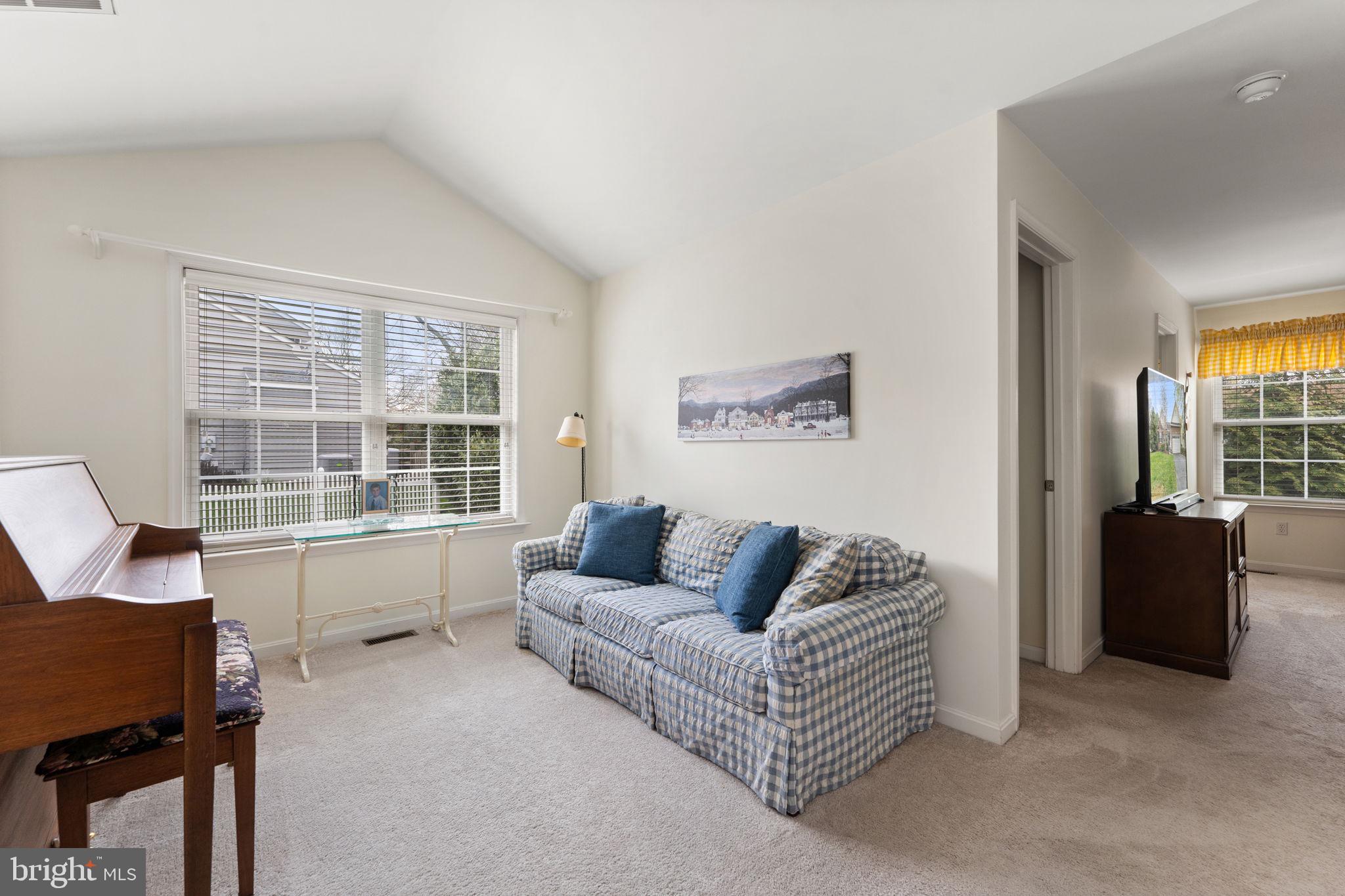 375 HORSESHOE LANE