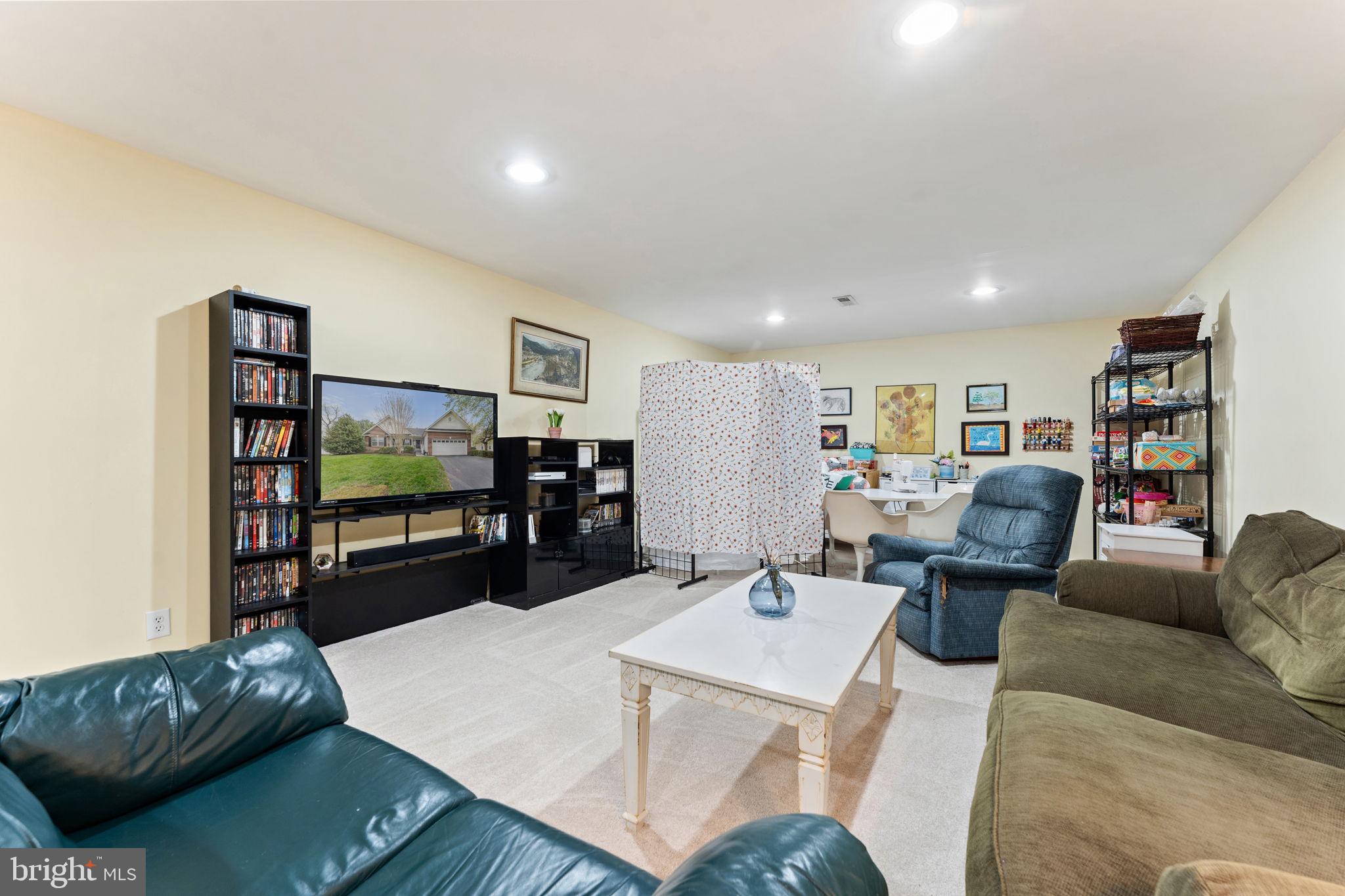 375 HORSESHOE LANE