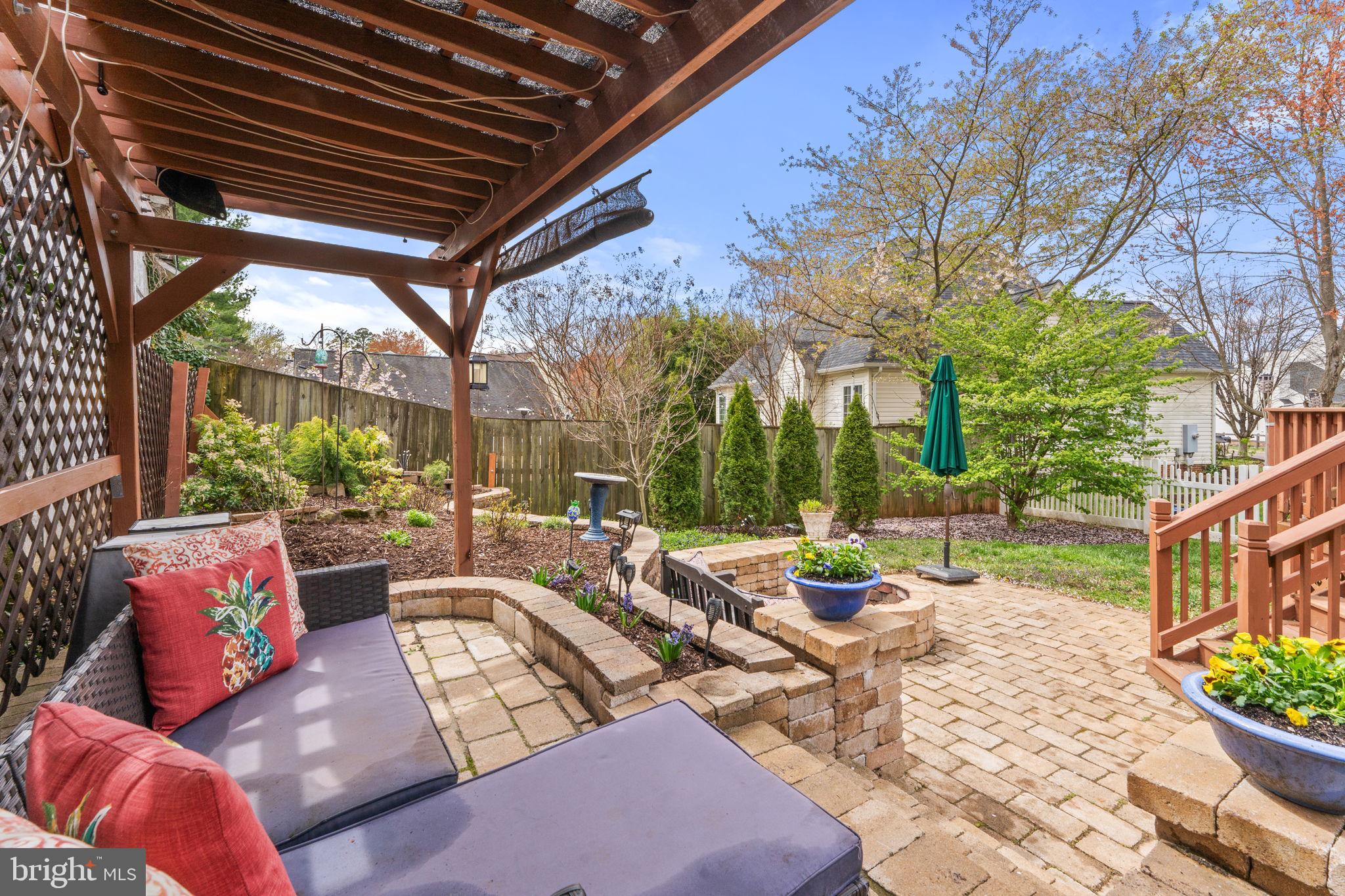 375 HORSESHOE LANE