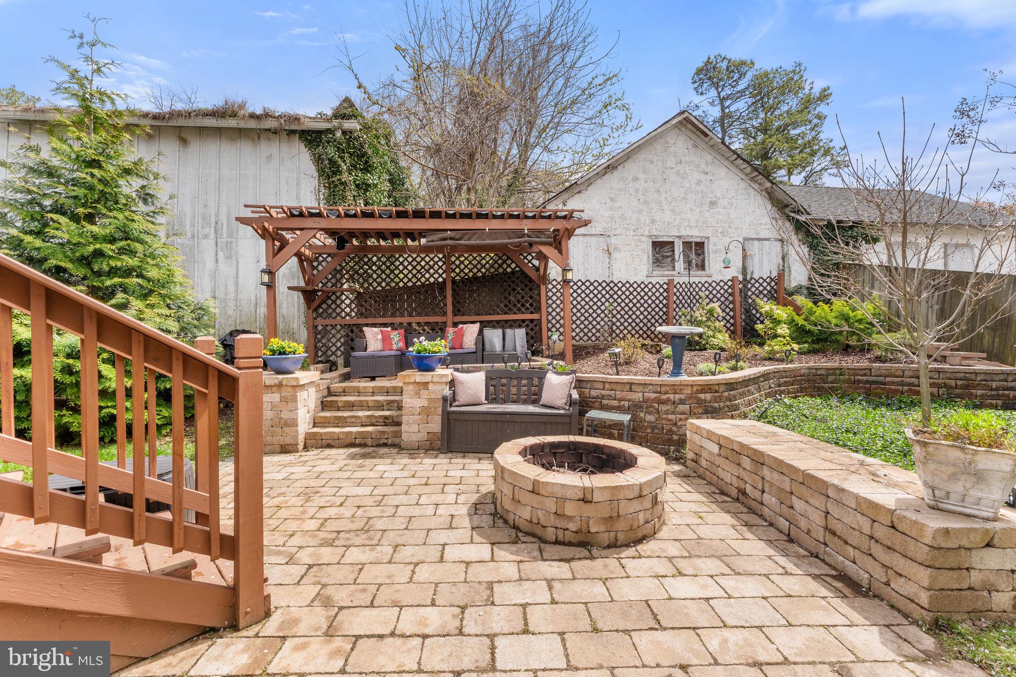 375 HORSESHOE LANE