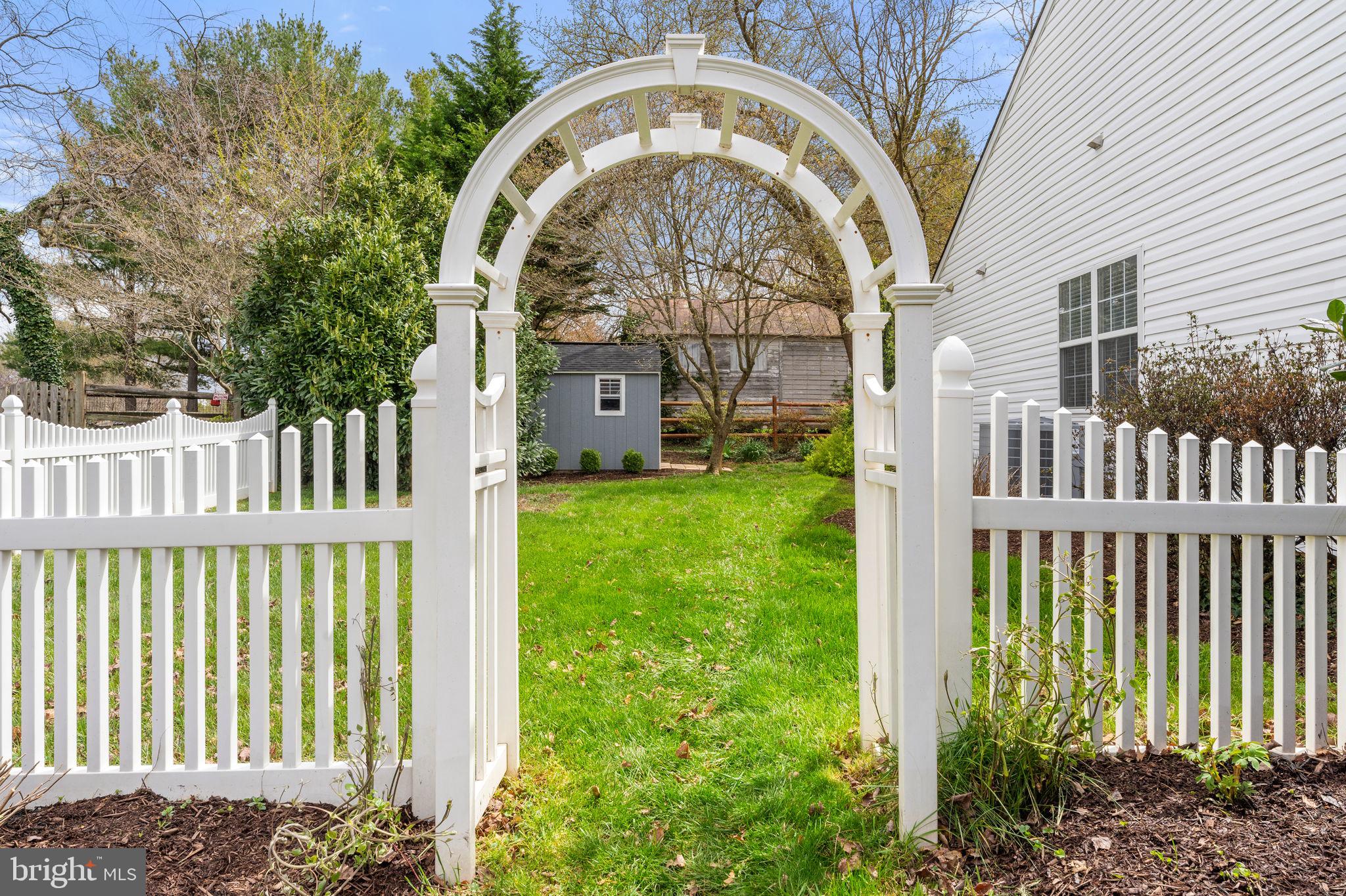 375 HORSESHOE LANE