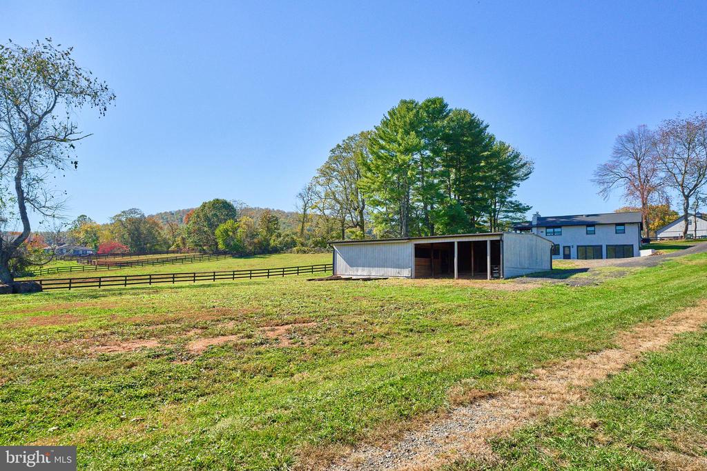 5635 MERRY OAKS RD