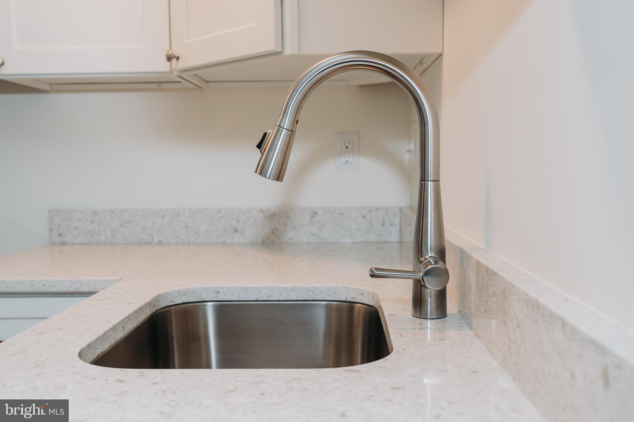 380 BROADVIEW AVE #APT 5