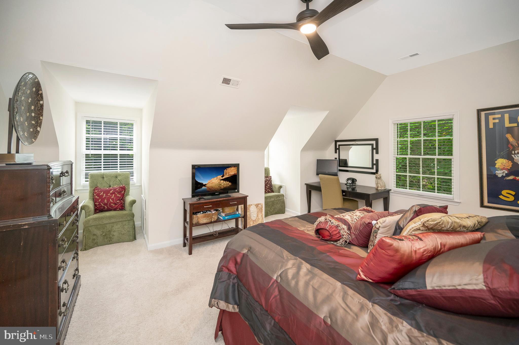 7267 Ridgedale Dr