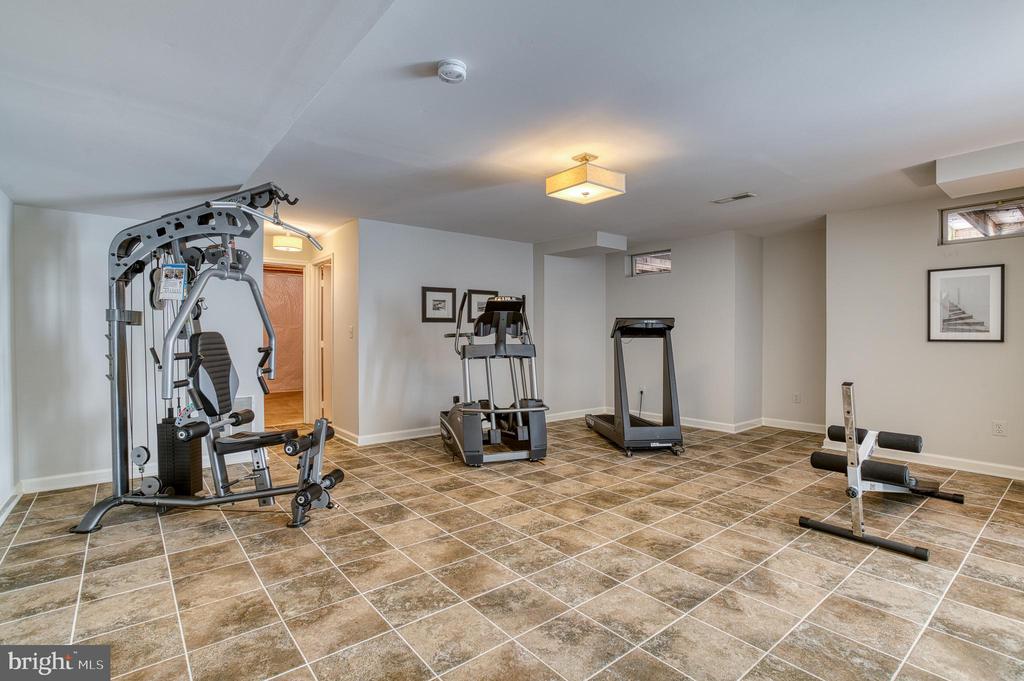 7179 BREWSTER LANE