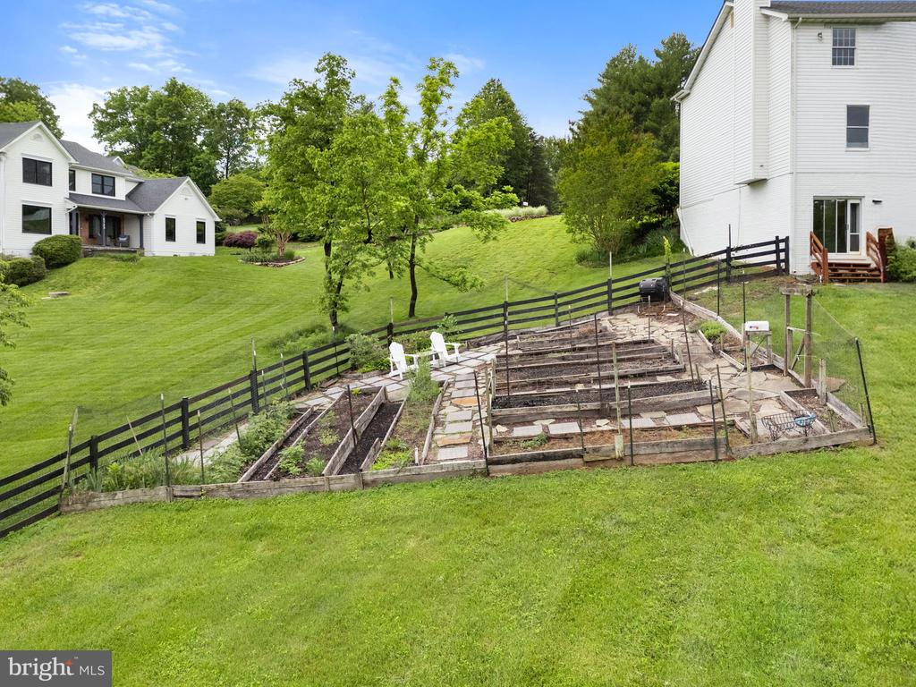 5722 POND VIEW LANE
