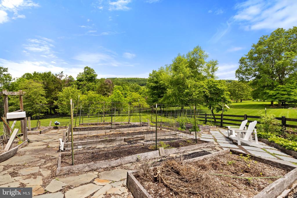 5722 POND VIEW LANE