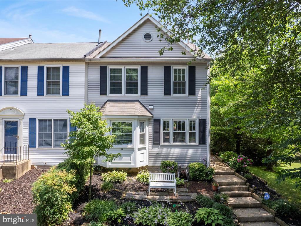 33 PEPPER TREE COURT