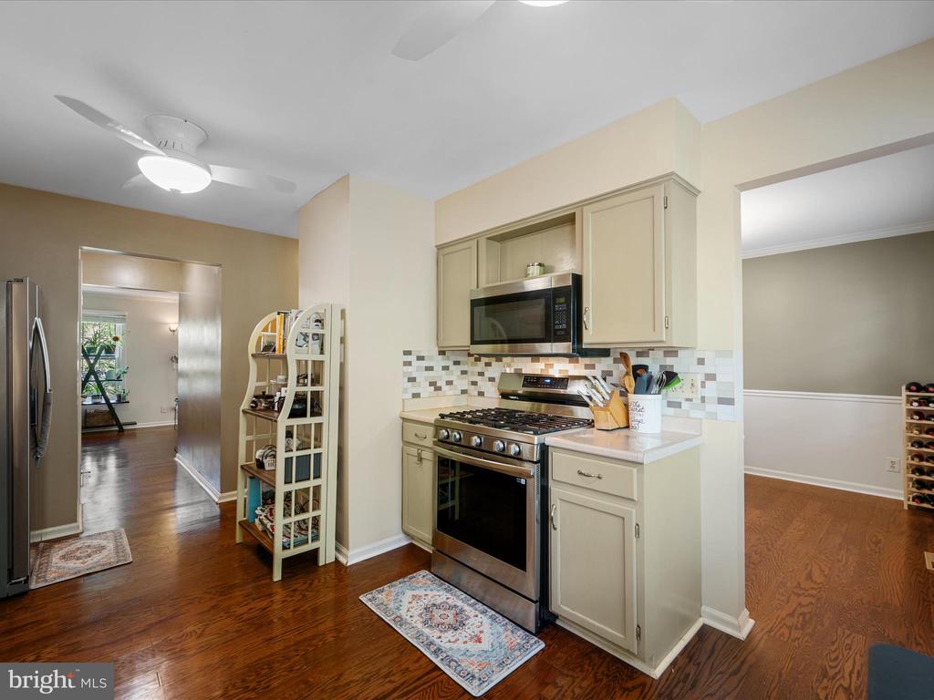 33 PEPPER TREE COURT