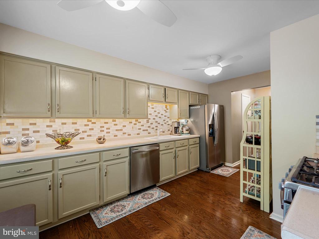 33 PEPPER TREE COURT