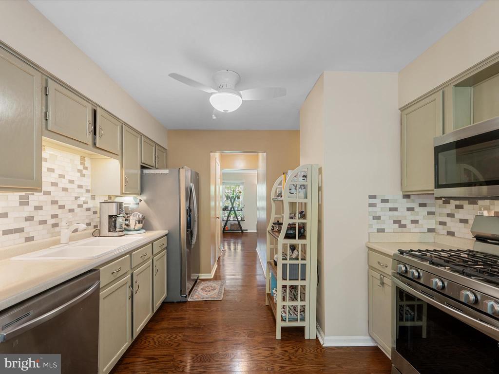33 PEPPER TREE COURT
