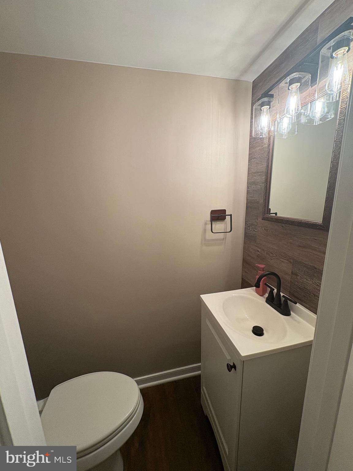 90 B LEEDS CT EAST 90 B