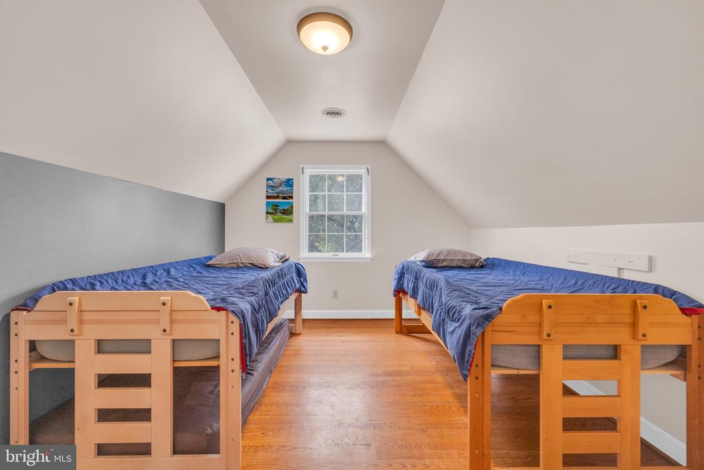 8729 GREEN ROAD