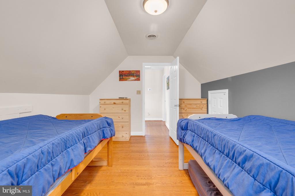 8729 GREEN ROAD