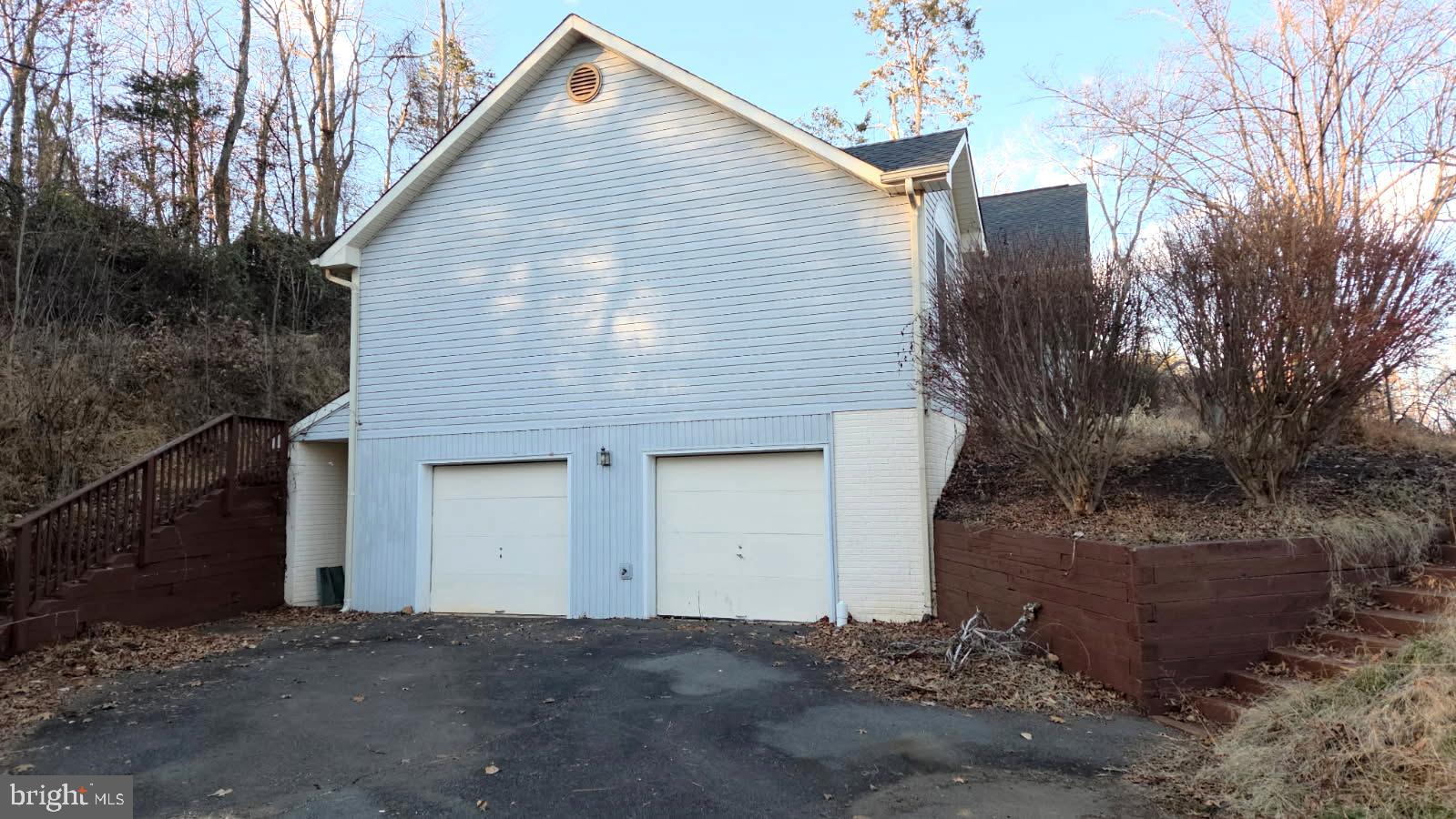 6233 RIDGE LANE