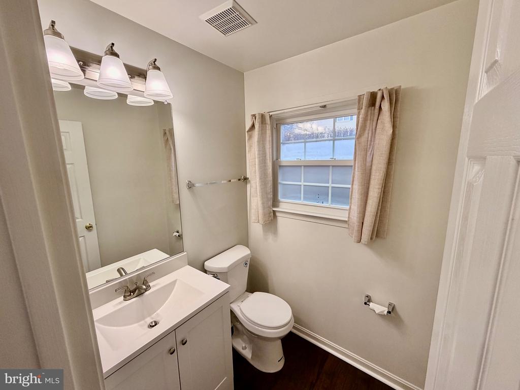 214 FERNWOOD PLACE 214A