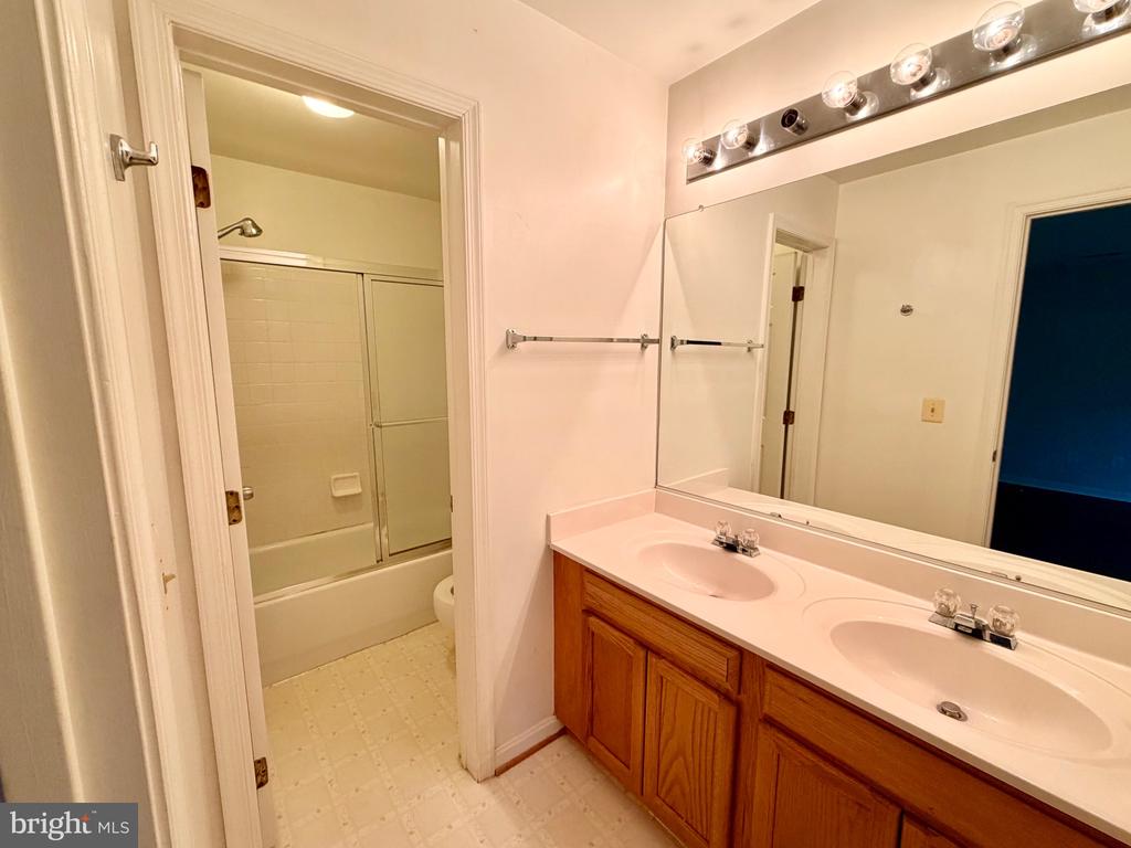 214 FERNWOOD PLACE 214A