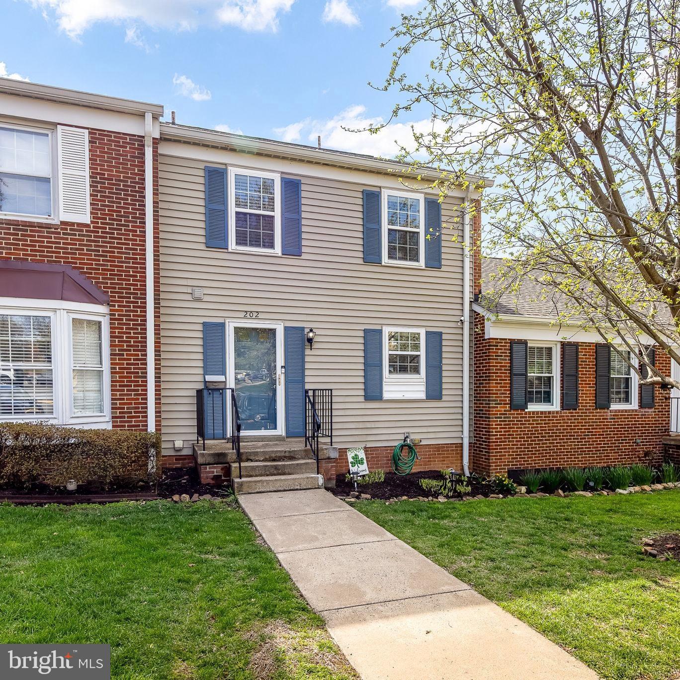 202 LEEDS COURT E