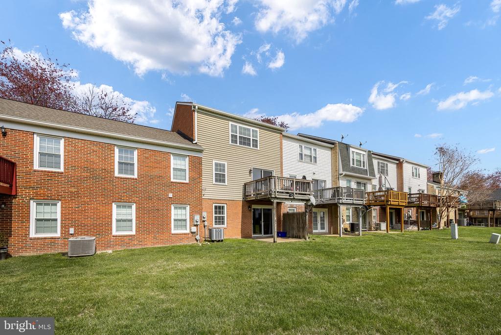 202 LEEDS COURT E