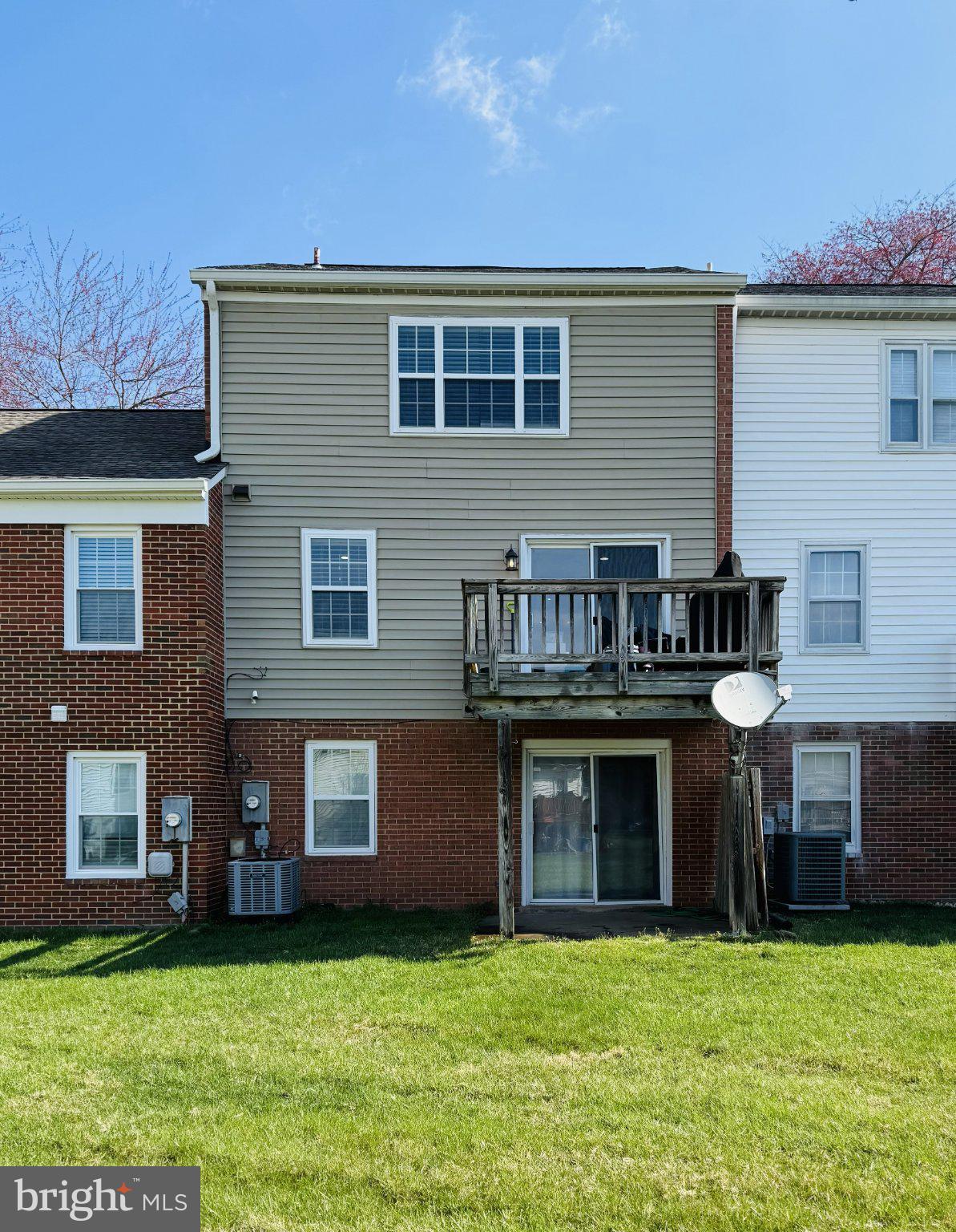 202 LEEDS COURT E