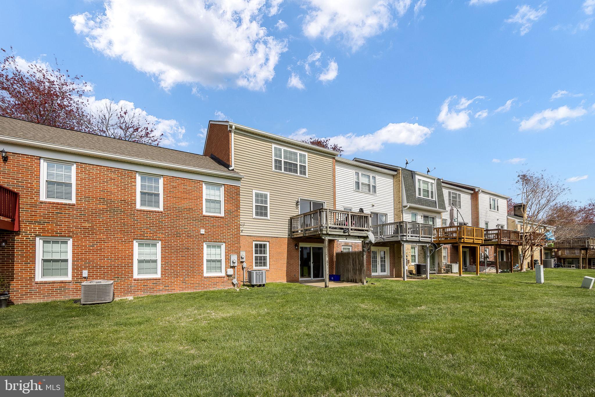 202 LEEDS COURT E