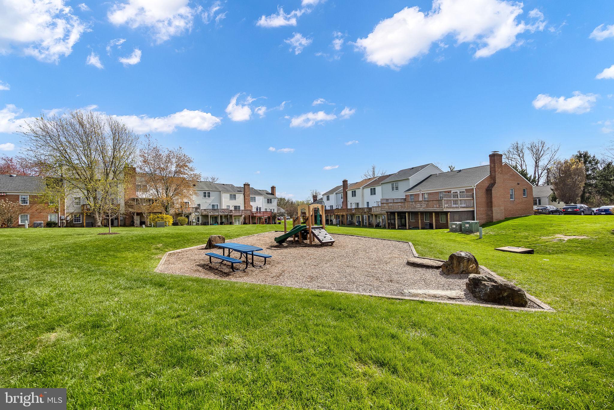 202 LEEDS COURT E