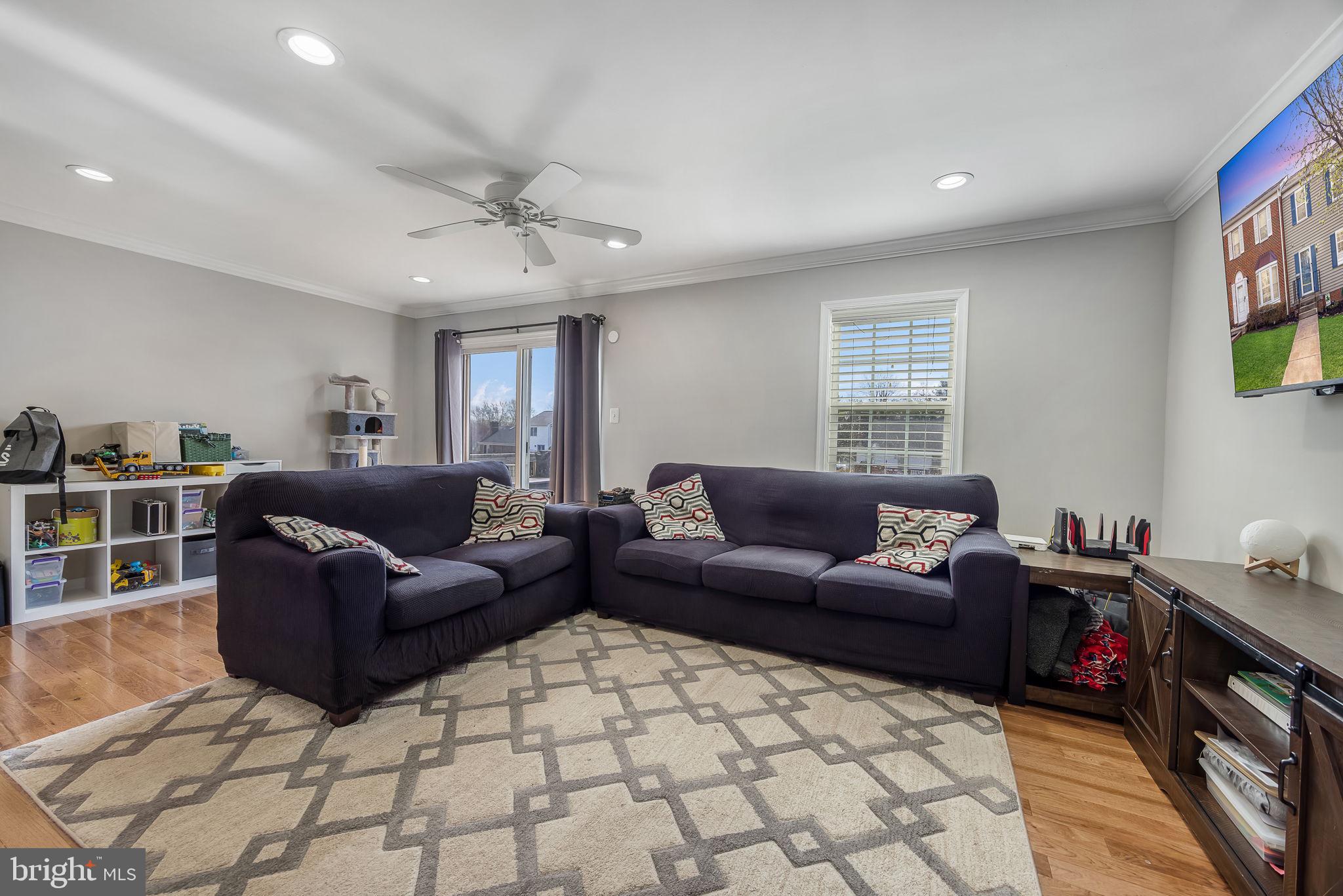 202 LEEDS COURT E