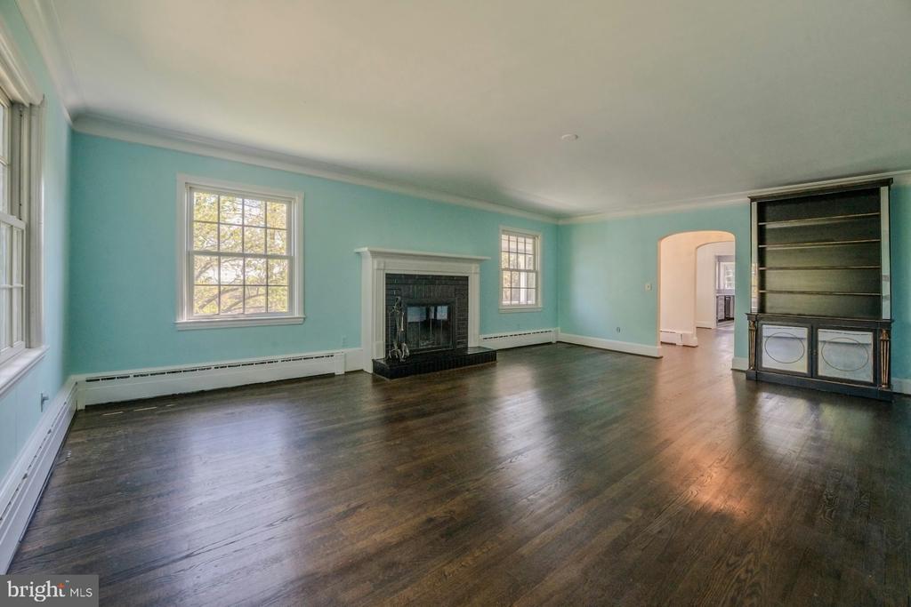 221 MOCKINGBIRD LANE