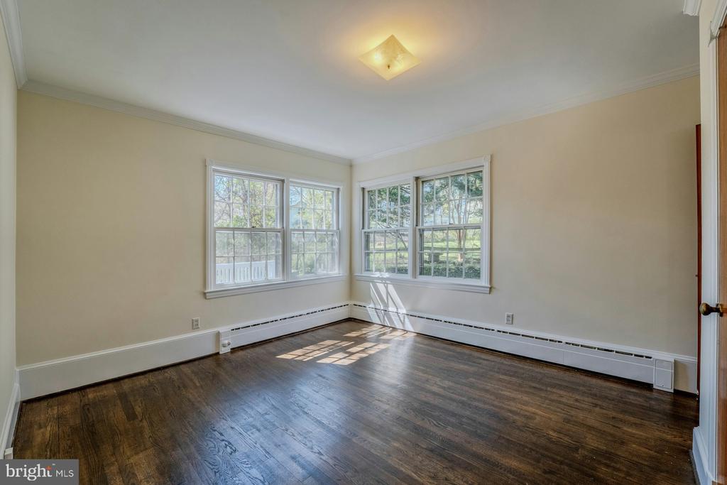 221 MOCKINGBIRD LANE
