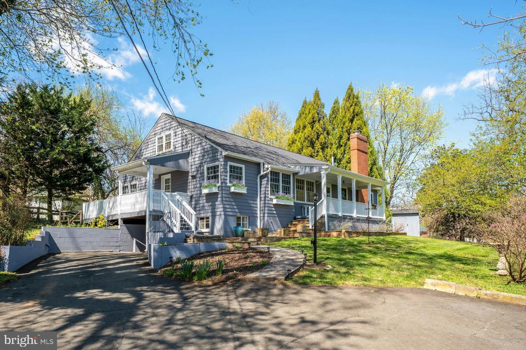 221 MOCKINGBIRD LANE